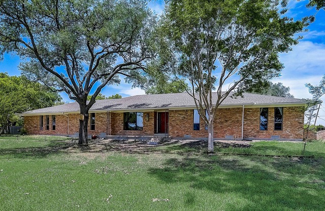 Ranch-style home with big yard & great patio - near Lake Ray Hubbard, 2 dogs OK