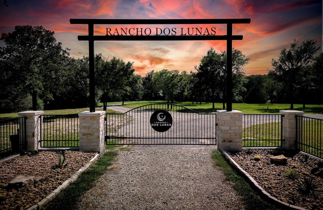 Rancho Dos Lunas Newly renovated 40 acre ranch only 14 miles from Texas A&M