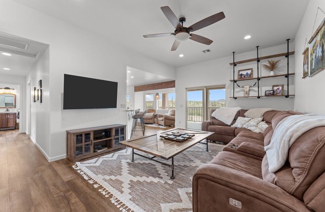 Rancho Vista, Luxury living near downtown, w/stalls
