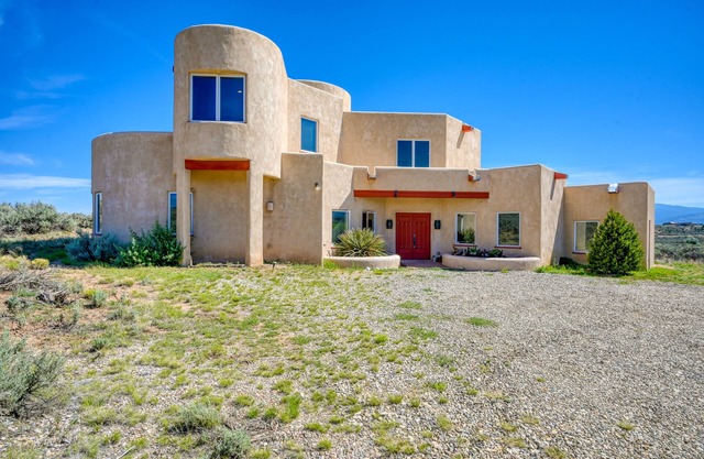 Ranchos de Taos gem with hot tub, sauna, game room, fast WiFi, firepit & views