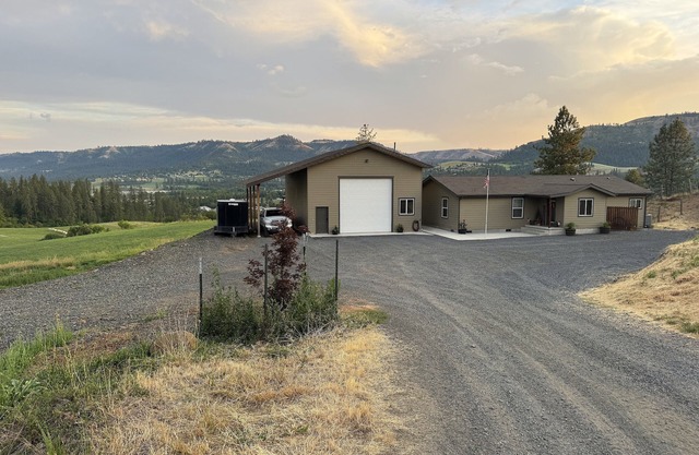 Rangeline Retreat w/Views of valley, private setting for stay or events.
