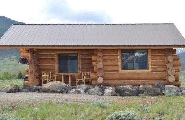 Malerisches Blockhaus auf der Straße nach Yellowstone