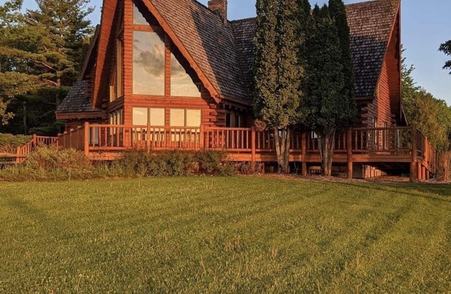 Rapid River Rustic Lodge, with plenty of space!