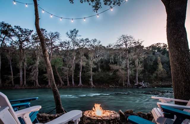 ✓Rapids In Private Backyard✓65" TV✓Deck + BBQ Full Property (sleeps 12)