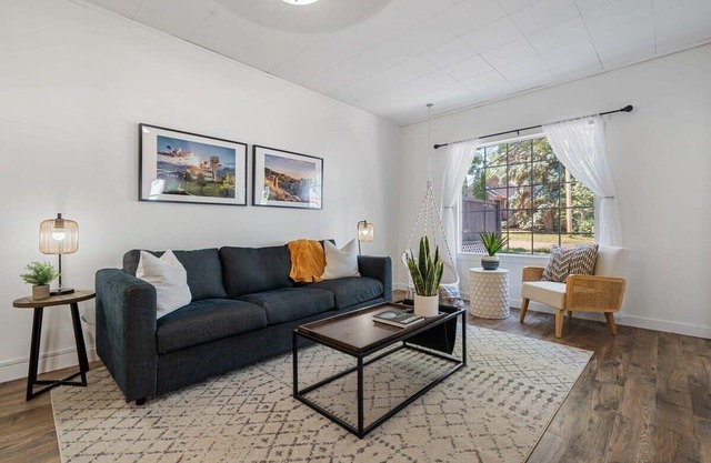Raptor Retreat | Steps to the Big Dino | Sleeps 8!