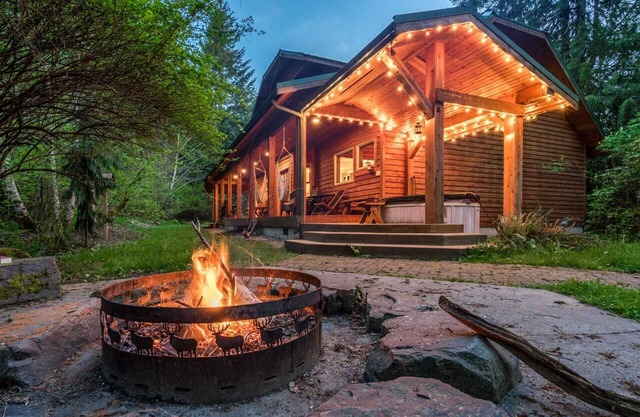 Trillium Lodge+Studio: Book Your Summer Escape! Sleeps 10! HOT TUB+Sauna+EV!