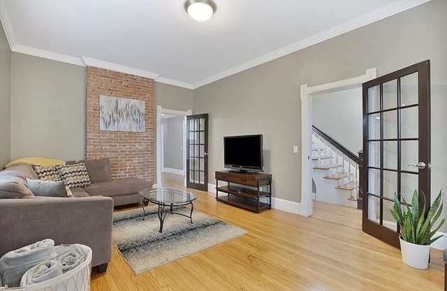 Rare, Brick 6-bedroom Row house within minutes of Marvelous Springfield's