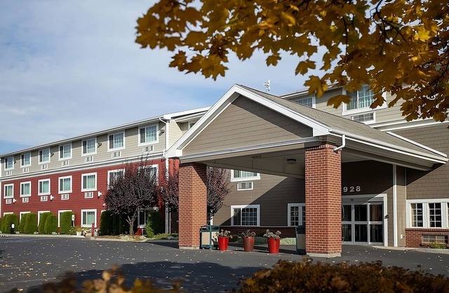 Rare Find! 2 Gorgeous Rooms, Pool, Free Breakfast, Near Downtown Main Street
