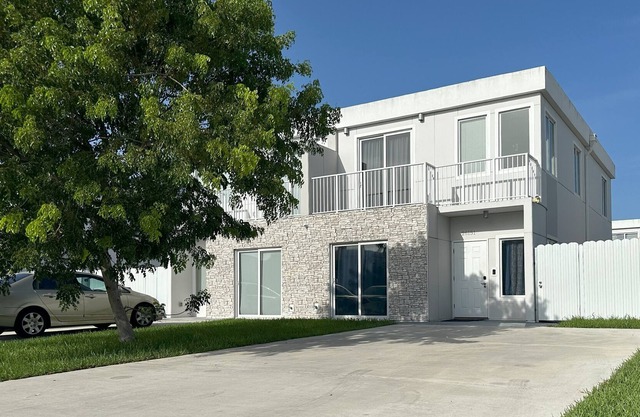 The Twin White House - Summer Promotion New & Luxurious 100% Hurricane Proof near MIA Airport