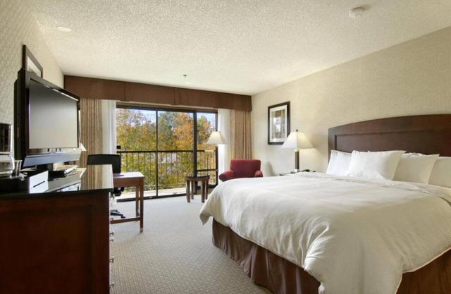 Rare Find Outdoor Pool, Parking, Pets Allowed, Close to Johnny Appleseed Park!