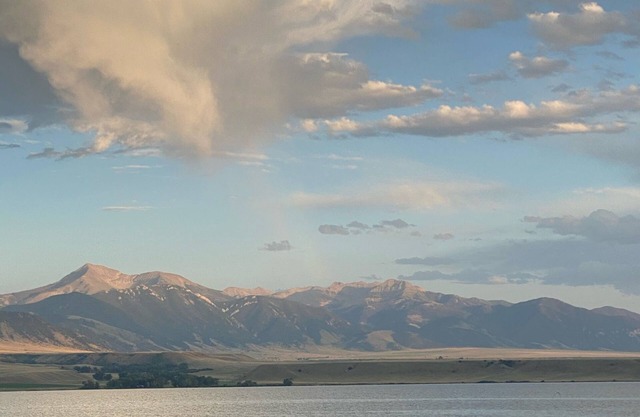 Haus am See am Ennis Lake mit Blick auf die Berge