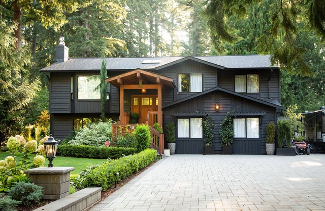 Rare Gem Fully Remodeled 6-bedroom house with WiFi, Sports Court, Large Backyard