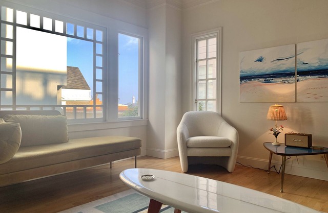 Rare, gorgeous third floor apartment in mint condition atop Sacramento Street on Nob Hill (parking!)