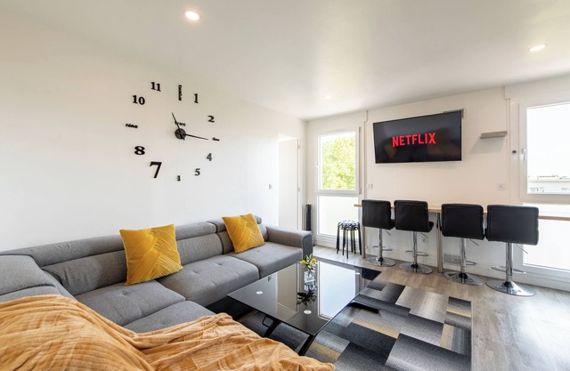 Rare! Large 4-bedroom apt. I Disney & Paris 30 min I Near Metro & Free Parking