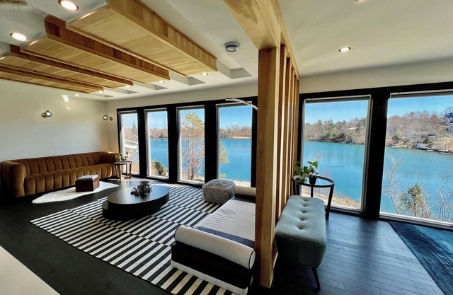 *Rare* Luxury Lakefront: Mins from Downtown Bliss