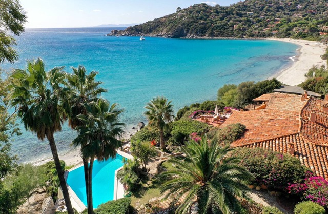 Abgelegene, tolle Villa oberhalb eines schönen Strands mit klarem, flachem Meer, sicher für Kinder