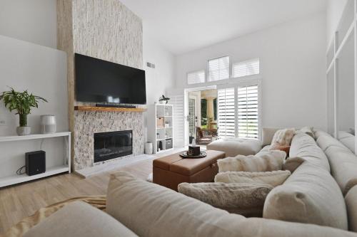 RARE Poolside - LUXE 1BR King, Pool, EV station