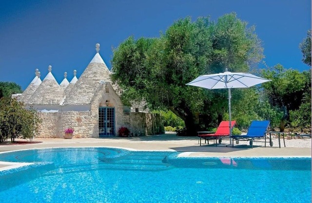 Rare Trullo Villa, optional Heated PrivatePool, hotub 6Acres Olive, Full Air-con