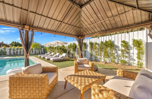 Rather Be Desert Getaway: Pool, Hub Tub & Sunshine