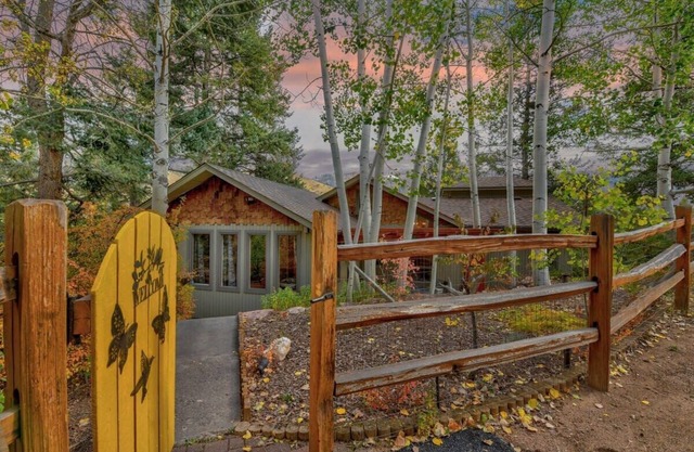 Raven's Nest - pet friendly, hot tub, enchanted
