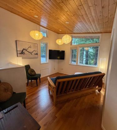 Ravens Nest Tranquil Forest Suite 5 min to Downtown Arcata with Stunning Redwood Views