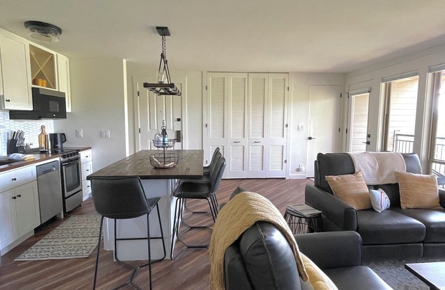Ravens Ridge at Seventh Mountain Guest Favorite: Cozy Top Floor Retreat!