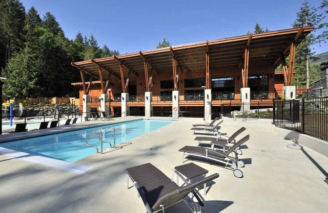 Ravenwood | 3 Bed Cabin with Pool & Hot Tub
