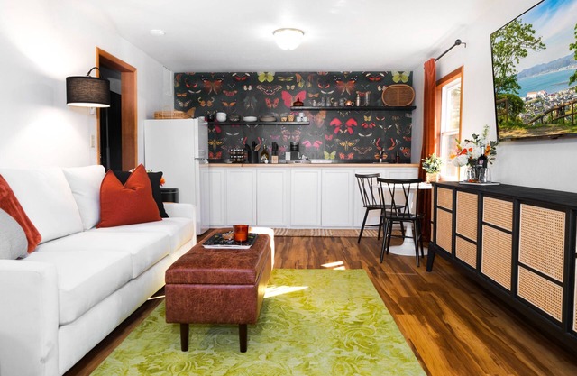 Ravenwood Hideaway - Cozy Cheery Apartment