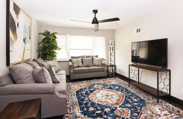 Ravishing 1 Bedroom Apartment with Street Parking