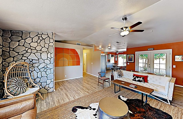 🏜️Rawhide Ranch - Walk to Pappy and Harriet's with HOT TUB!🏜️