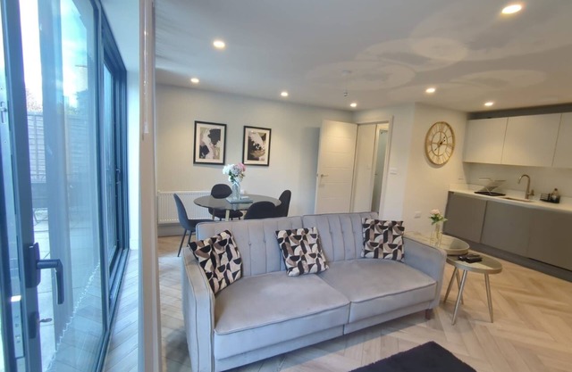 Raynes Park apartment x2 bathroom* wifi* garden*
