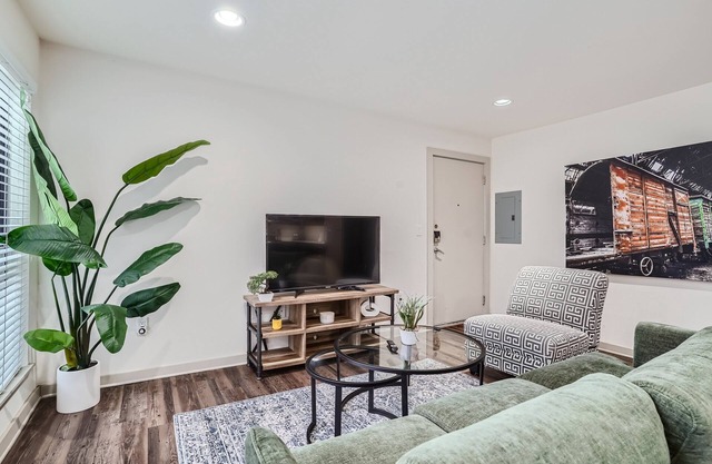 Reagan 104: Comfort & Class in Prime Location