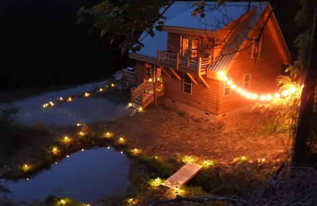 Neues, echtes Blockhaus! Private w / WiFi, Whirlpool, Teich, plätschernden Bach und Glühwürmchen