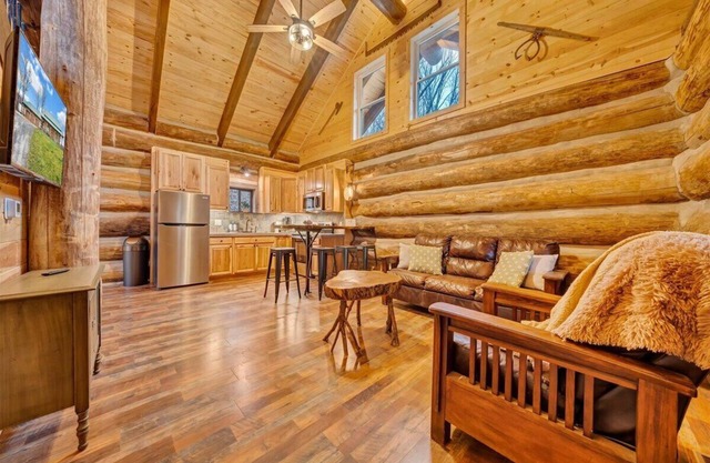 Real Log Cabin w/ Trout Pond close to Mcaffee Knob, Dragons tooth, Tinker Cliffs