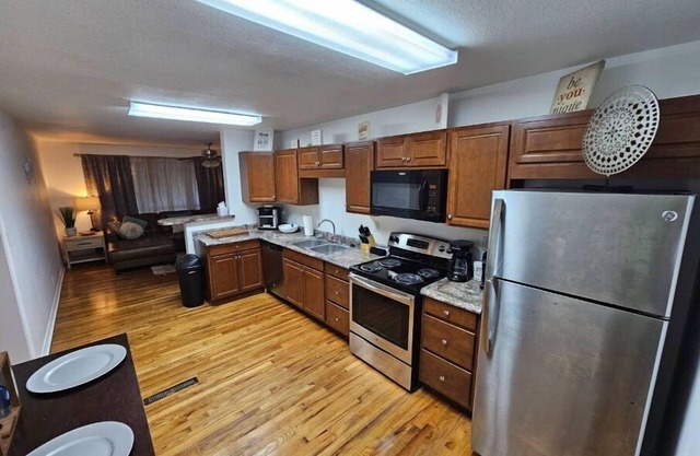 Really close to FSU, walking distance! 5 br/2 full bath, 8 min drive to Airport!