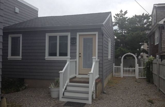 Rear House With A Private Backyard, Outdoor Shower And Right Near The Beach!