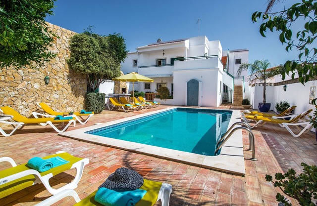 Rebela - Large Spacious villa with Heated Pool few minutes from beaches