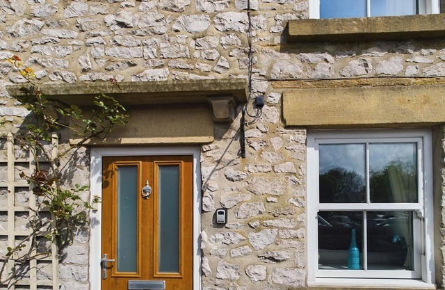 REBETHNAL COTTAGE, pet friendly, with open fire in Tideswell