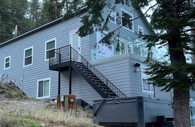 Recently built, lakefront home on Wallowa Lake with hot tub & dock