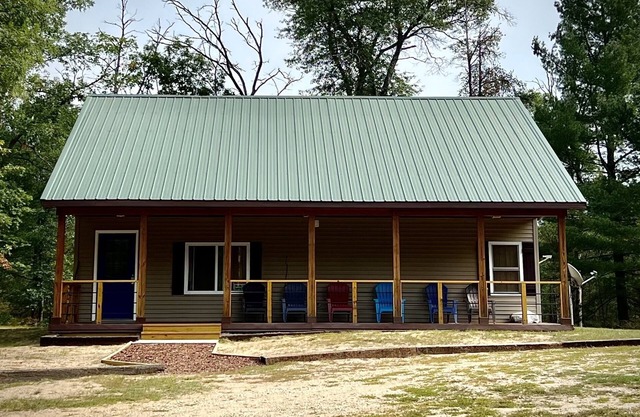SCHÖNE NEUE KABINE DER NÄHE VON WOLF LAKE, CLUB 37 & TRAILHEAD