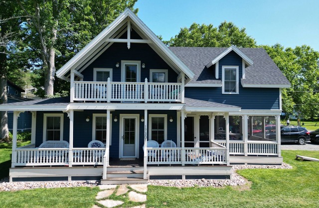 Recently Rebuilt 3-bedroom cottage with WiFi, AC in Thousand Island Park