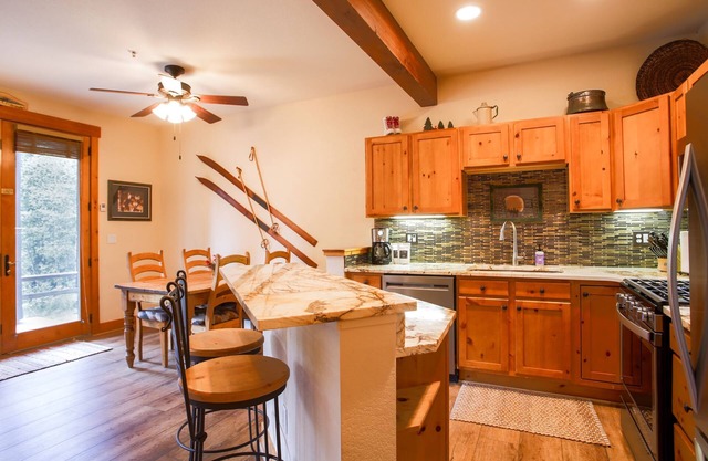 Gemütliche 1BR, 1BA, In den Wäldern, On Resort Shuttle Route, in der Nähe des River Run!