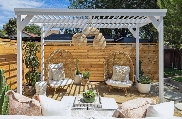 Recently Renovated 2br Home: Style, Comfort & Convenience! Parking Included!