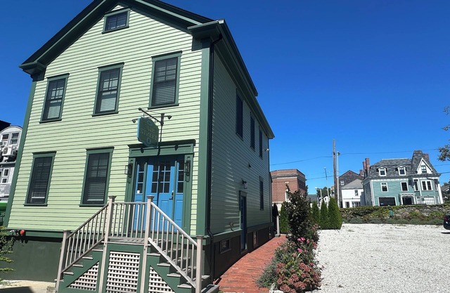 Recently Renovated Entire House in Downtown Newport Sleeps 16 / Off street parking