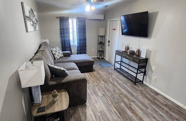 Recently updated contemporary getaway. Near Hershey w/shopping & concerts.