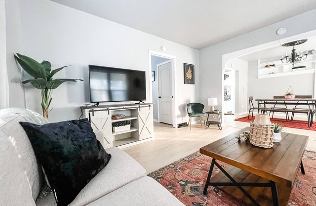 Reclaimed Historic Home 1min to Downtown-Sleeps 7!