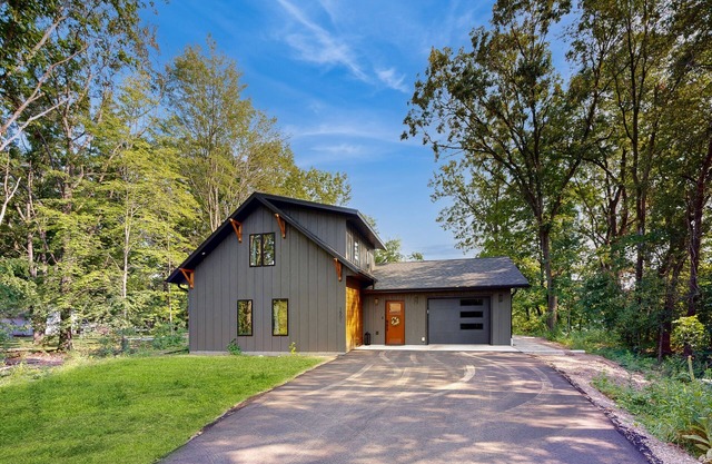 Recreation waterfront home with dock, kayaks, wifi, radiant heat, patio, BBQ