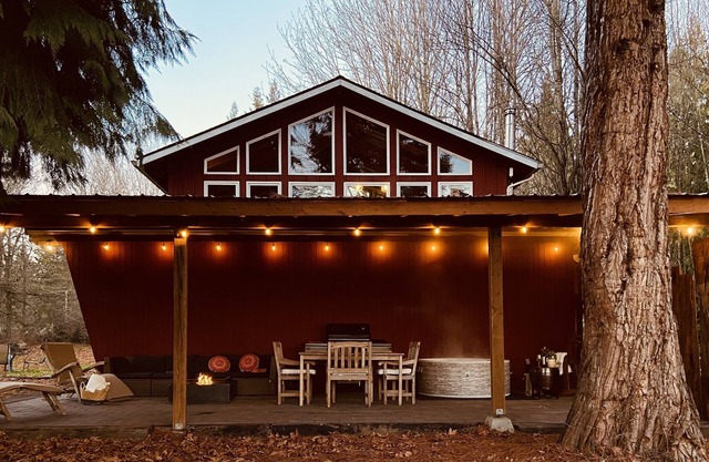 Red Barn Getaway, Mountain View’s with hot tub and firepit and BBQ