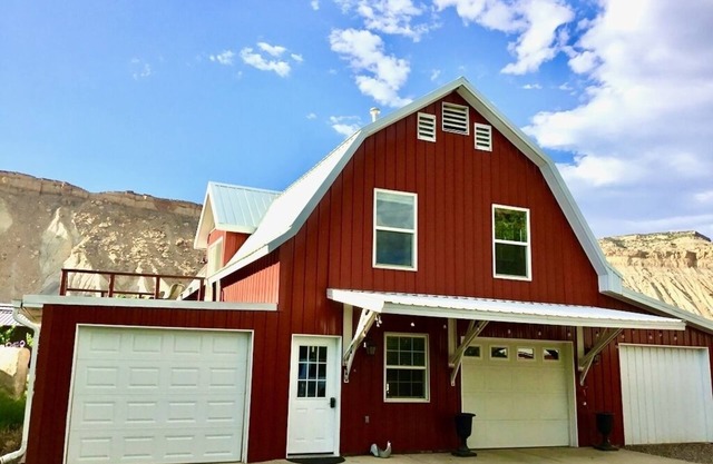 Red Barn Guesthouse with Birdseye View of the Bookcliffs