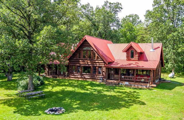 Red Barn Lodge with a Boat slip at Leach Lake